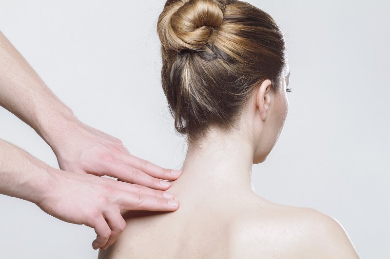 Iemand krijgt een schoudermassage